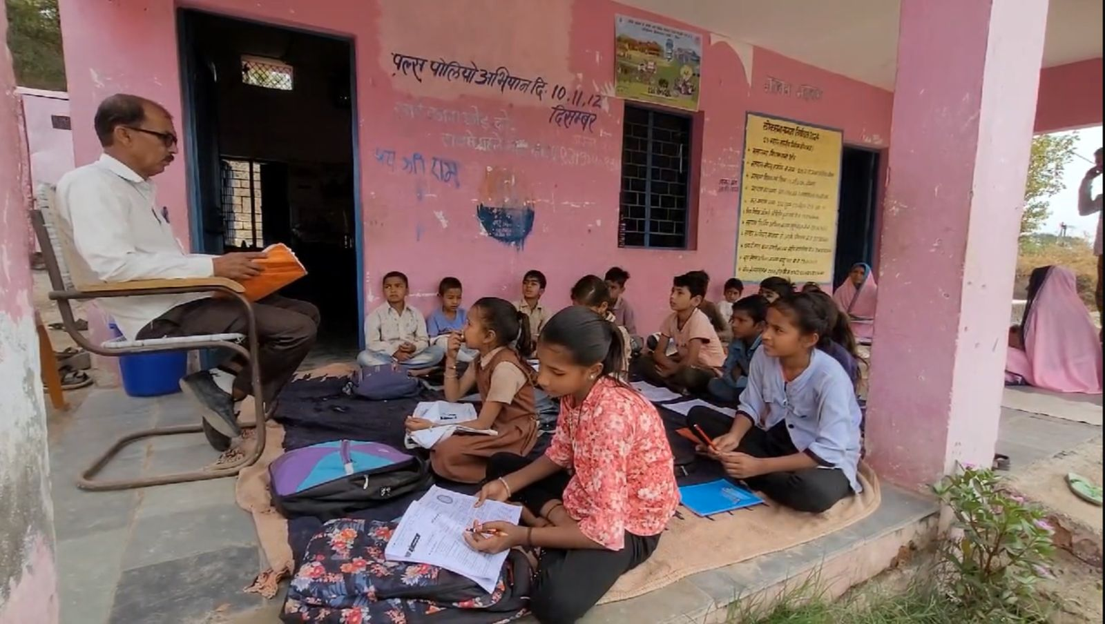 “मध्यप्रदेश के एक गांव में बच्चों की पढ़ाई पेड़ के नीचे, सरकार के दावे जमीनी हकीकत से दूर”