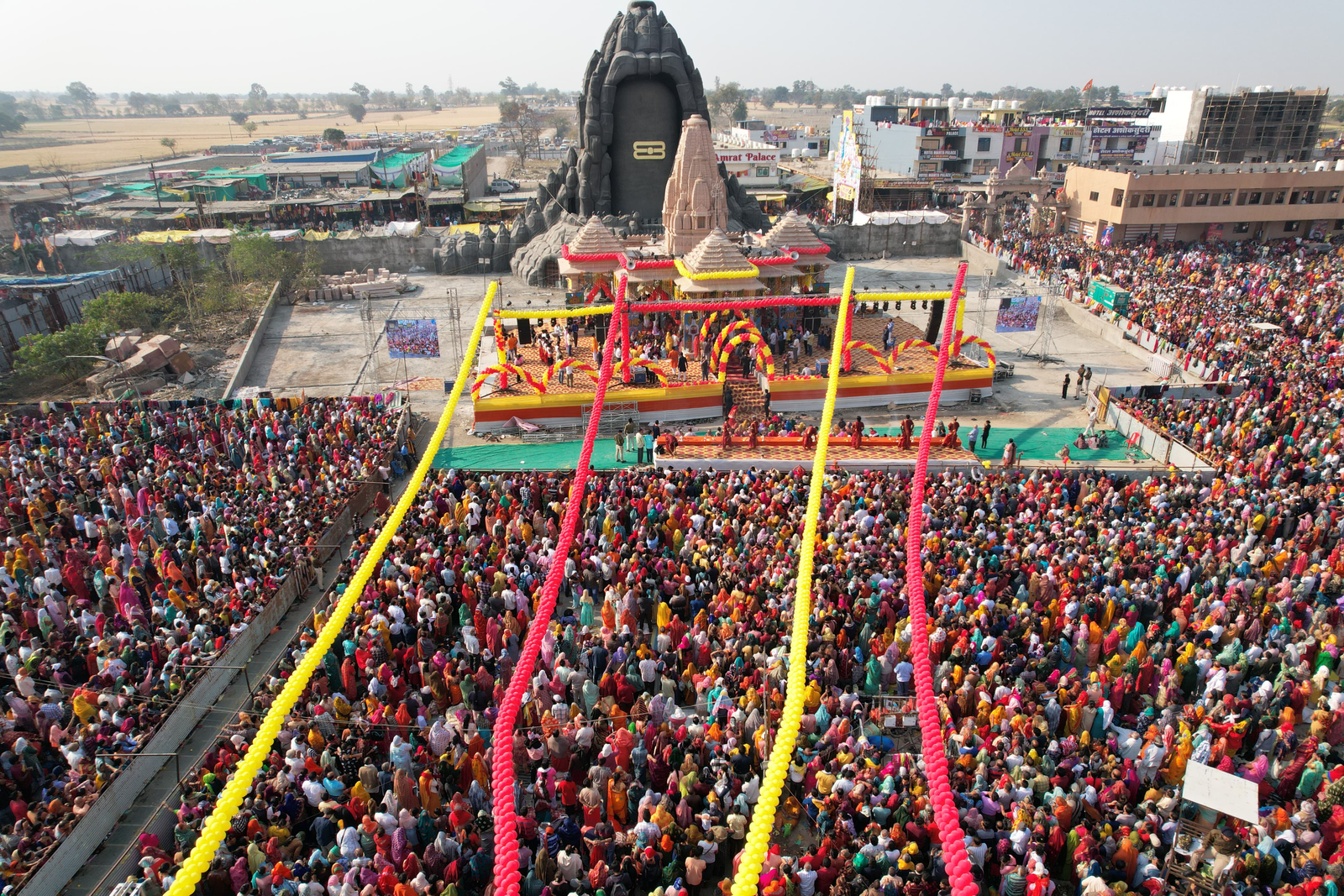 “रुद्राक्ष महोत्सव: लाखों श्रद्धालुओं ने कुबेरेश्वरधाम में धतूरा अर्पित किया, पांचवे दिन भव्य आयोजन”